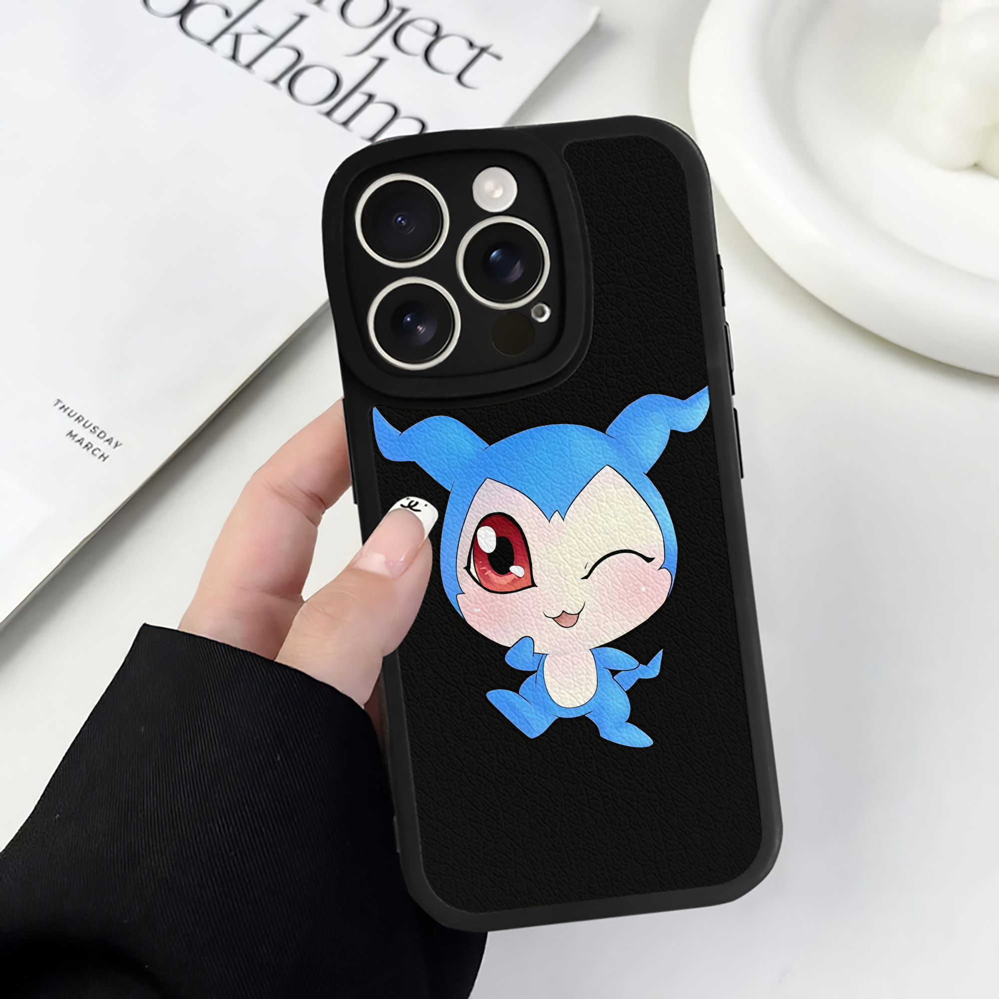 （画像用） Digimon デジタルモンスター/デジモン 【iPhone 16シリーズ対応】シリコンスマホケース（レザー調） 材質：シリコン
